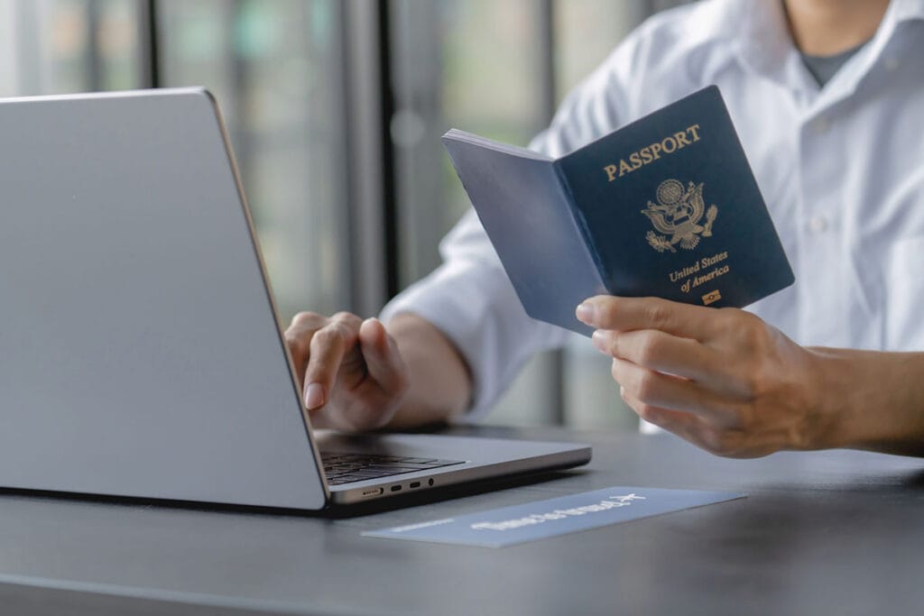 Un hombre comprueba los datos del pasaporte en una aplicación en un ordenador portátil