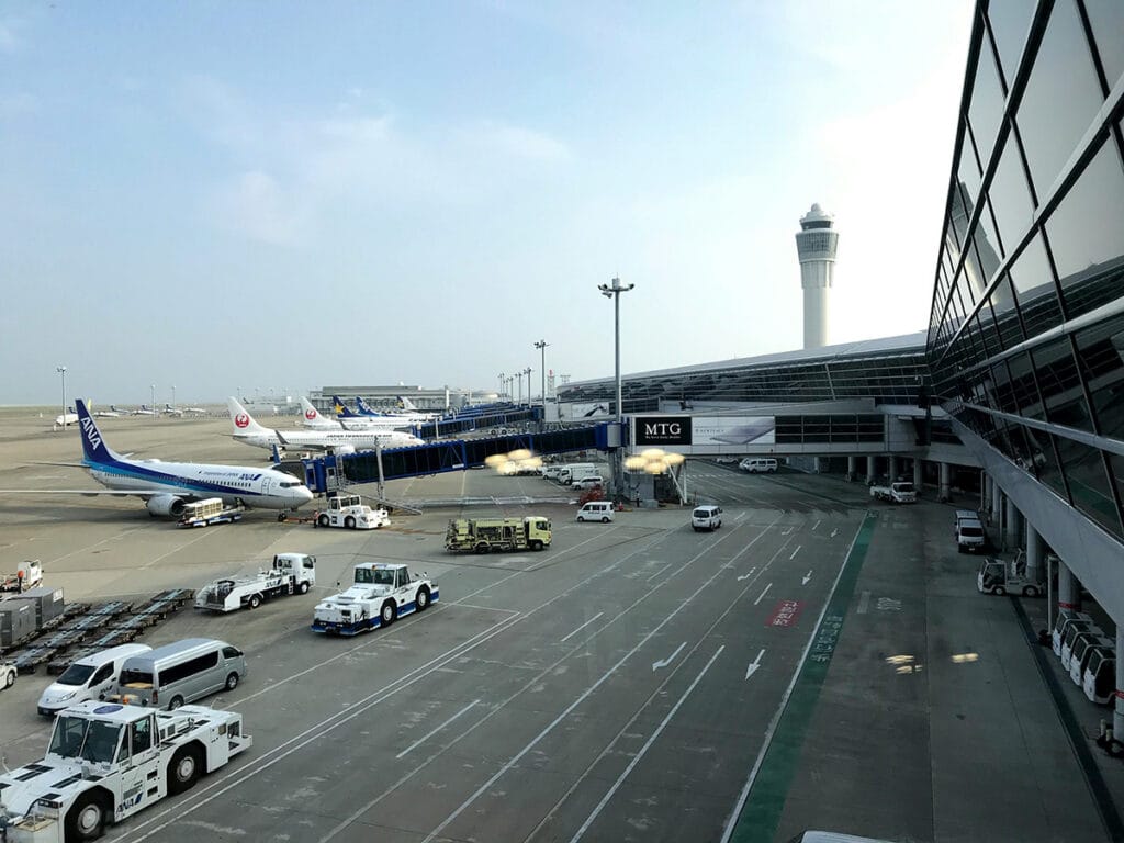 Gezicht op het vliegveld, airside, met vliegtuigen en ondersteunende voertuigen