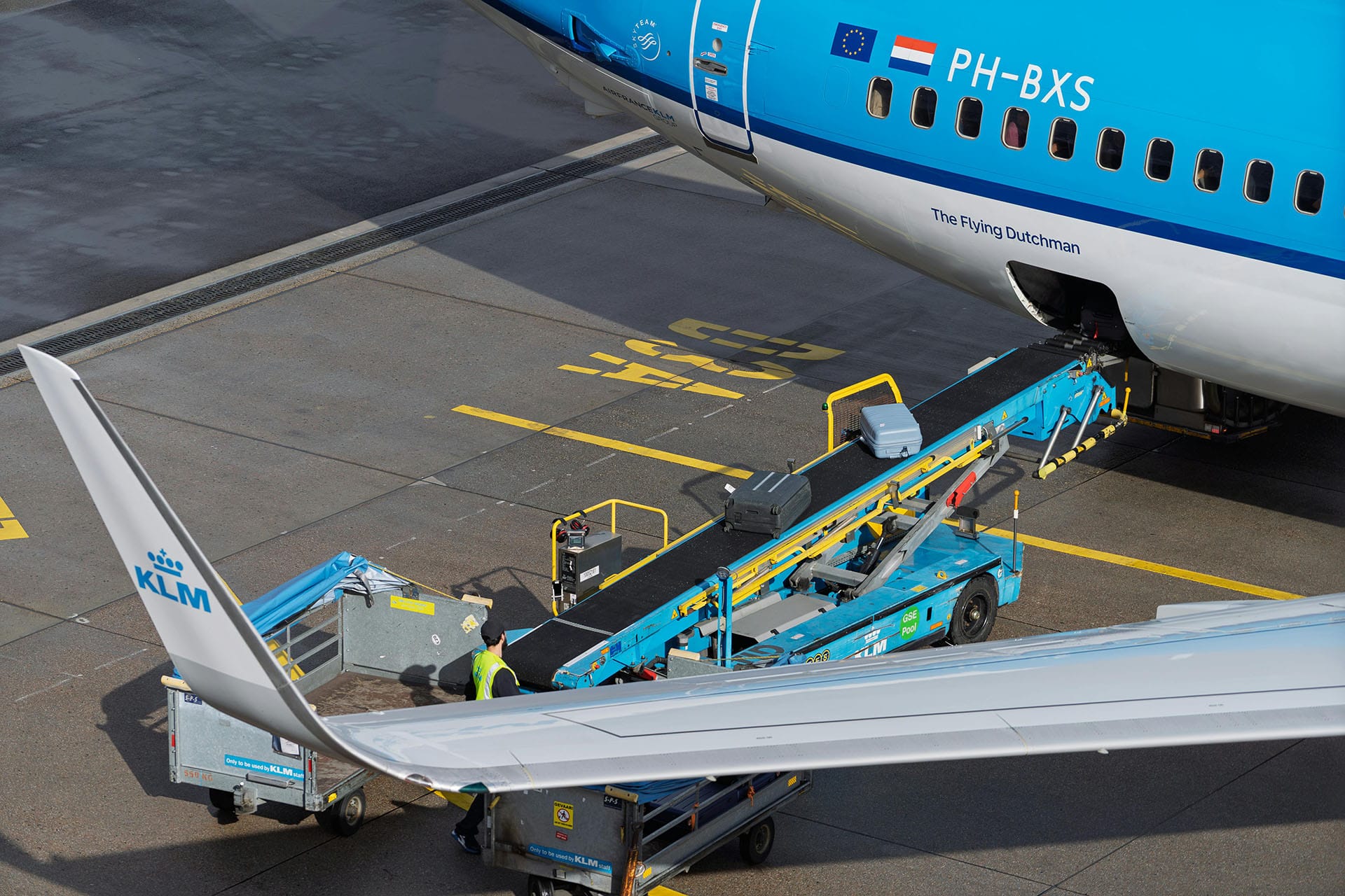 An image of baggage handlers loading an airliner